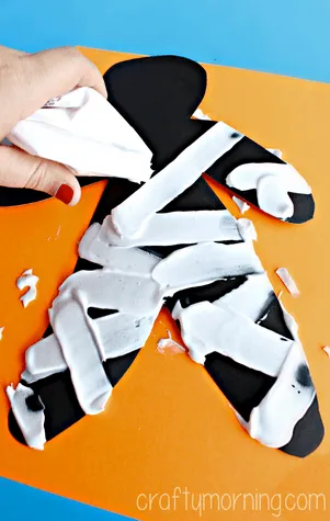 shaving-cream-mummy-halloween-craft-for-kids-
