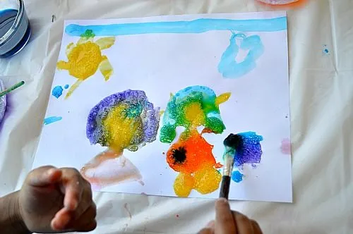 kids making a salt art project