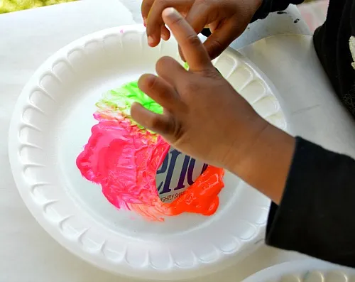toddler art with bubblw wrap