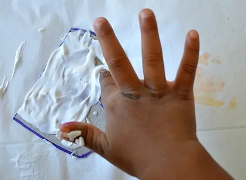 toddler using fine motor sklls
