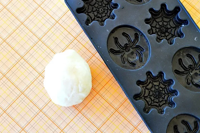diy-play-clay-halloween-activity