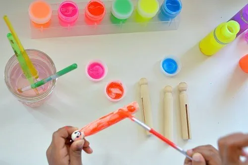painting dollpins to make butterflies