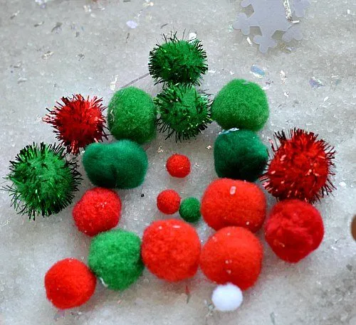 pom pom play in snow
